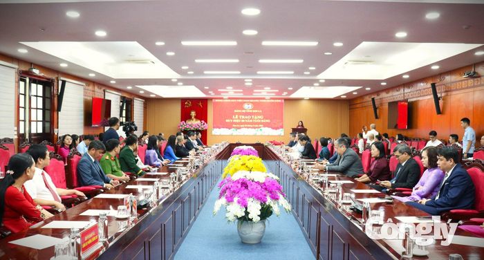 Toàn cảnh buổi lễ trao Huy hiệu 80 năm tuổi Đảng tại Sơn La.