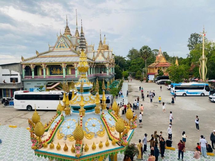 Một góc nhà hội Sala lộng lẫy với kiến trúc Khmer đặc trưng, là điểm nhấn nổi bật trong quần thể chùa Som Rong