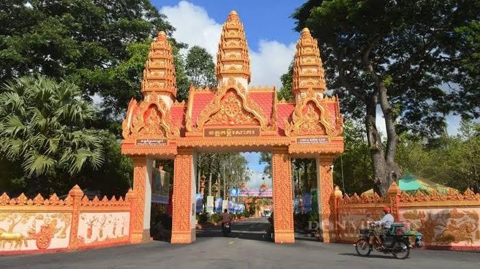 Cổng chùa Som Rong với lối kiến trúc độc đáo