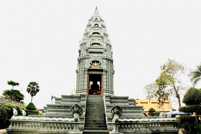Bảo tháp màu xám khói tạo dấu ấn khác biệt cho chùa Som Rong, vừa mang vẻ hiện đại, vừa toát lên nét uy nghiêm, cổ kính