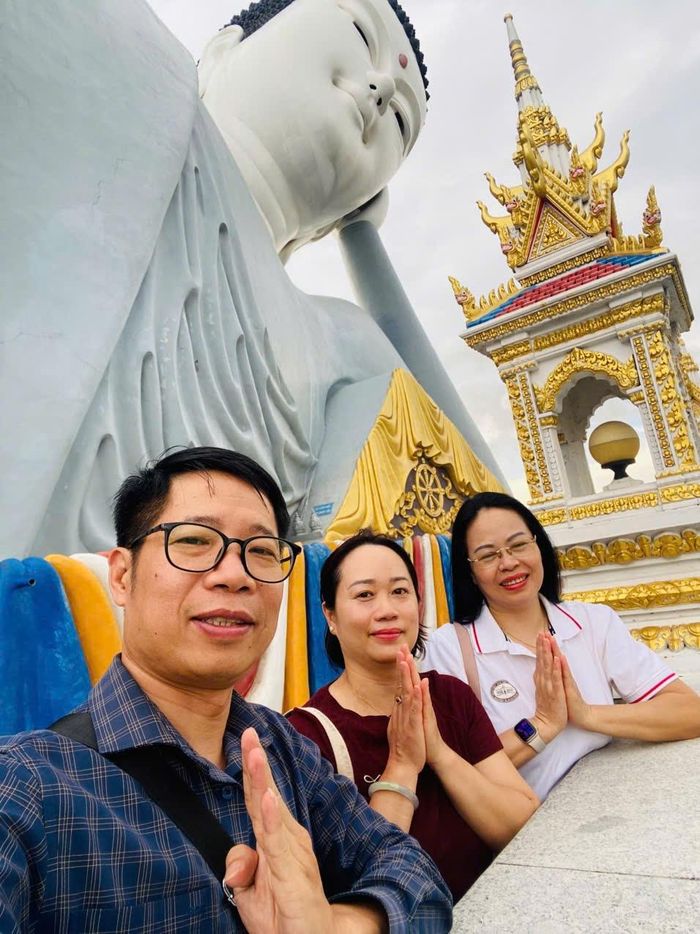 Du khách chiêm bái Tượng Phật Thích Ca