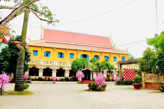Cạnh bên sala mới là sala cũ của chùa, nay đã được sơn sửa lại