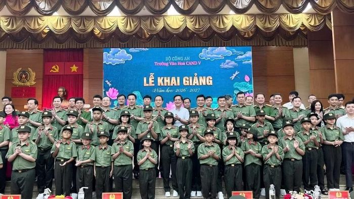 Niềm vui của các em học sinh trong ngày khai giảng.
