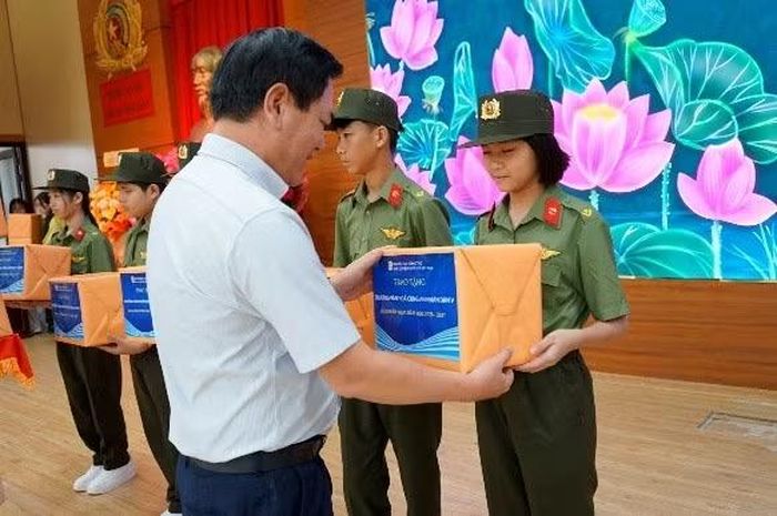  Ông Lê Huy, Phó Tổng Giám đốc NXBGDVN tặng sách cho các em học sinh. 