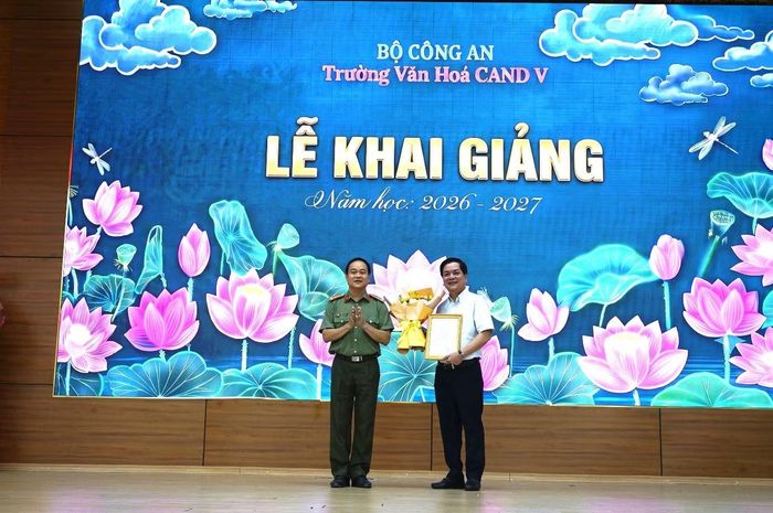  Đại tá Nguyễn Nguyện Luân, Hiệu trưởng Trường Văn hóa CAND V trao Thư cảm ơn tới NXBGDVN. 