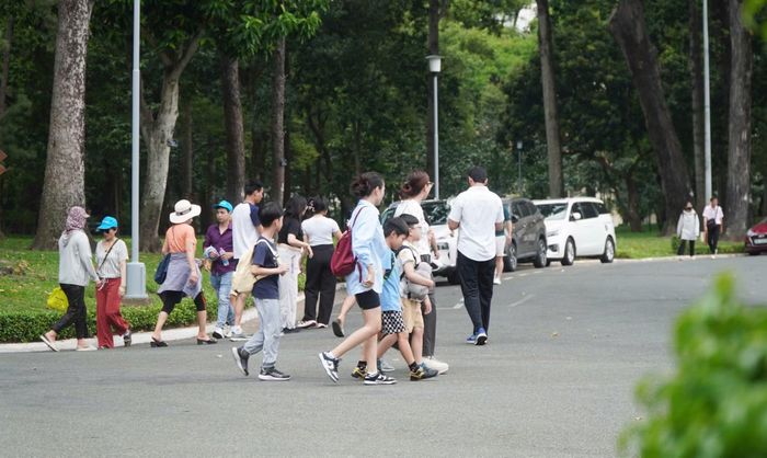 Du khách tham quan Dinh Thống Nhất, TP Hồ Chí Minh.