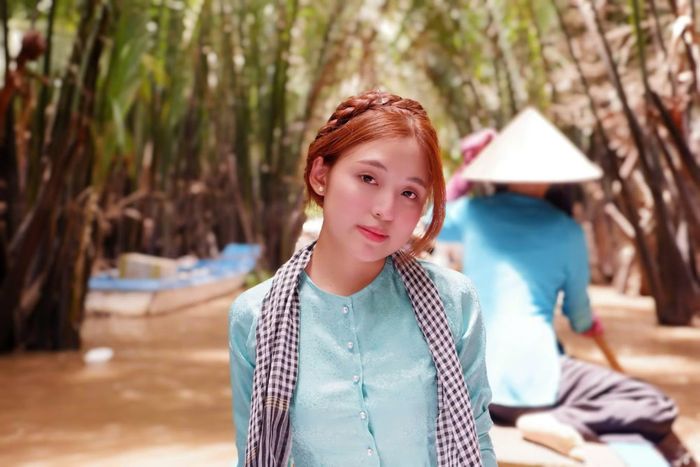 Em Thu Phương, sinh viên trường Đại học Kinh tế- Luật TP Hồ Chí Minh trải nghiệm ngồi xuồng ba lá.