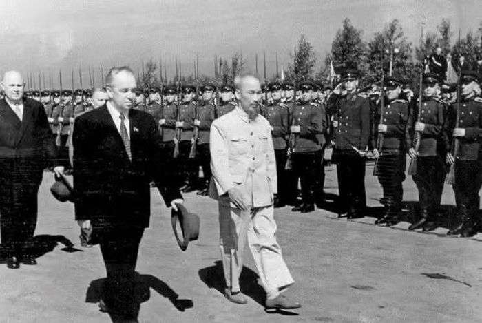 Chủ tịch Hồ Chí Minh duyệt đội danh dự Quân đội Liên Xô trong lễ đón đoàn đại biểu Chính phủ Việt Nam thăm chính thức Liên Xô ngày 12/7/1955. Ảnh: TTXVN