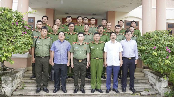 Thiếu tướng Nguyễn Hữu Mạnh cùng các đại biểu tham dự buổi làm việc.