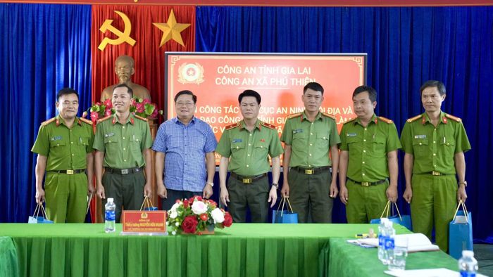 Thiếu tướng Nguyễn Hữu Mạnh cùng thành viên đoàn công tác ghi nhận những nỗ lực của Công an xã Phú Thiện.