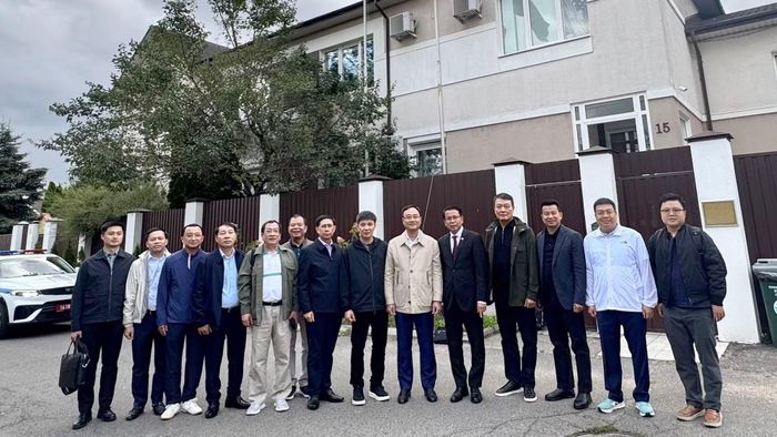 Thứ trưởng Phạm Thế Tùng và đoàn công tác cùng lãnh đạo, cán bộ Đại sứ quán Việt Nam tại Belarus.