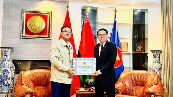 Thứ trưởng Phạm Thế Tùng trao quà tặng Đại sứ quán Việt Nam tại Belarus.