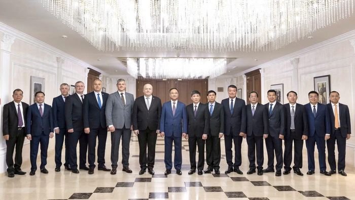 Thứ trưởng Phạm Thế Tùng và ông Alesandr Rakhmanov cùng các đại biểu.