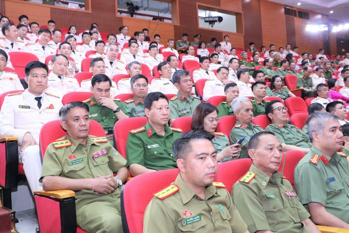 Đại biểu tham dự buổi lễ.