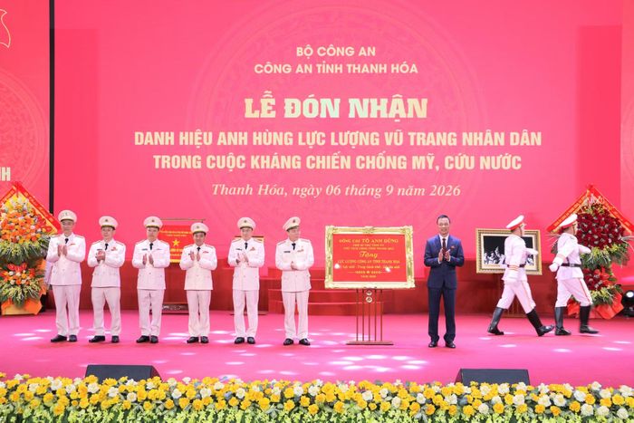 Đồng chí Tô Anh Dũng, Chủ tịch UBND tỉnh Thanh Hoá tặng bức trướng chúc mừng lực lượng Công an Thanh Hóa với dòng chữ “Kỷ luật nhất - Trung thành nhất - Gần dân nhất ”.