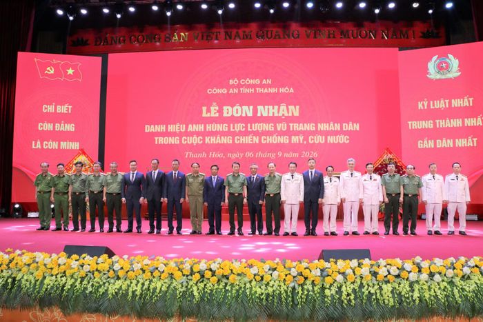 Bộ trưởng Lương Tam Quang chụp ảnh lưu niệm với các đại biểu.