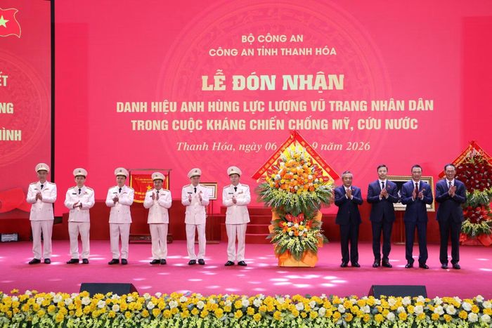 Đồng chí Lê Đức Thái và các đồng chí Phó Bí thư Tỉnh ủy tặng hoa chúc mừng Công an tỉnh Thanh Hóa.