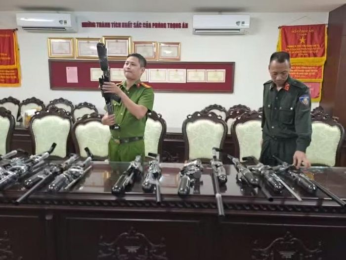 Cán bộ Cục Cảnh sát hình sự, Bộ Công an kiểm tra súng trong đường dây sản xuất, mua bán, tàng trữ, vận chuyển trái phép vũ khí quân dụng.