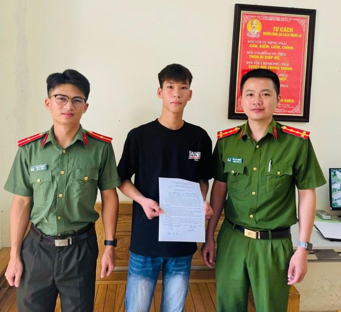 Công dân xã Thượng Minh nộp đơn tự nguyện tham gia nghĩa vụ Công an nhân dân năm 2027.