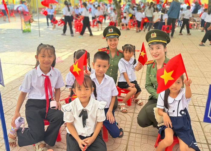 Cán bộ, chiến sĩ Phòng An ninh Nội địa Công an tỉnh Quảng Trị hỗ trợ, tặng quà và dự lễ khai giảng với các em học sinh vùng xa xã Ba Lòng, tỉnh Quảng Trị.