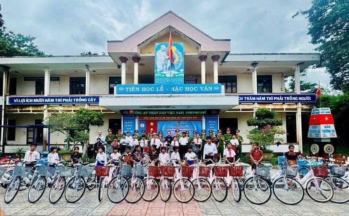 Công an tỉnh Quảng Trị trao tặng xe đạp cho học sinh khó khăn bước vào năm học mới.