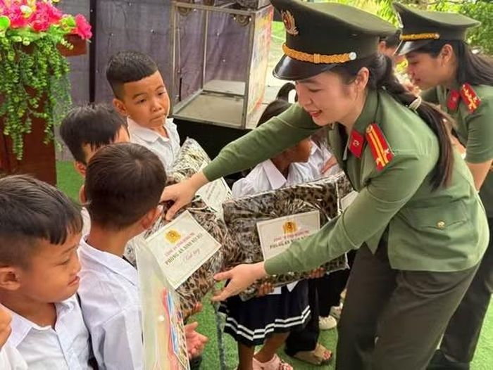 Cán bộ, chiến sĩ Công an tỉnh Quảng Trị tặng quà cho các em học sinh, động viên các em bước vào năm học mới.