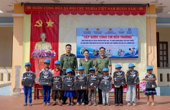 Công an mỗi đơn vị, địa phương ở Quảng Trị gắn với một địa chỉ trên địa bàn để "Tiếp bước cùng em đến trường" hỗ trợ học sinh có hoàn cảnh khó khăn.