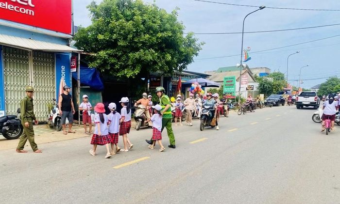 Công an các đơn vị, địa phương ở Quảng Trị hỗ trợ thầy cô giáo, phụ huynh, học sinh đảm bảo an toàn giao thông ở các cổng trường học.