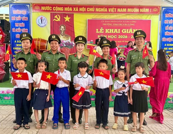 Cán bộ, chiến sĩ Công an tỉnh Quảng Trị về các xã vùng sâu, vùng xa, vùng biên giới hỗ trợ, tặng quà và dự lễ khai giảng năm học mới với thầy cô và các em học sinh.