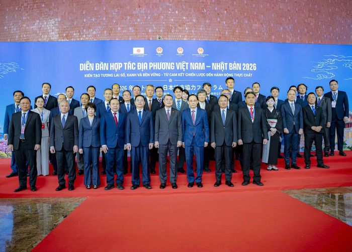 Thủ tướng Lê Minh Hưng chụp ảnh lưu niệm cùng các đại biểu tại diễn đàn.