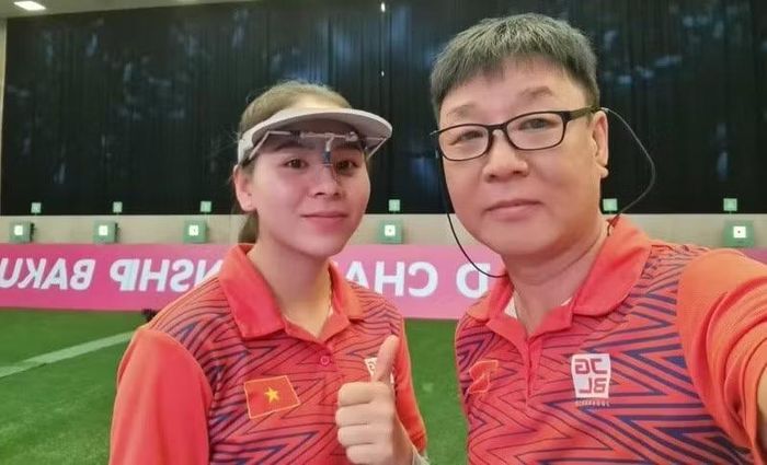 Xạ thủ Trịnh Thu Vinh (bên trái). Ảnh: Liên đoàn bắn súng Việt Nam.