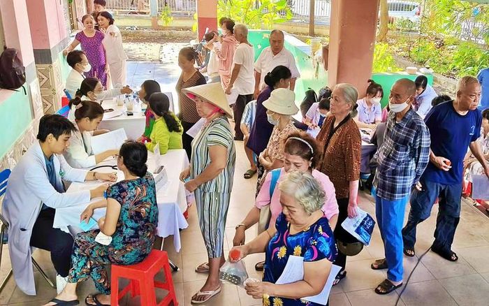 UBND phường Chánh Hưng, Thành phố Hồ Chí Minh tổ chức khám sức khoẻ cho người dân.