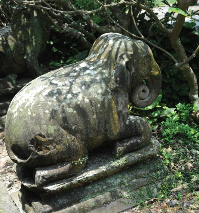 Tượng linh thú trước chùa Phật Tích - Ảnh: Minh Khang