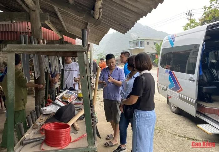 Người dân làng rèn Phúc Sen giới thiệu sản phẩm nghề truyền thống, góp phần giúp du khách hiểu hơn về giá trị văn hóa và làng nghề được trao truyền qua nhiều thế hệ.