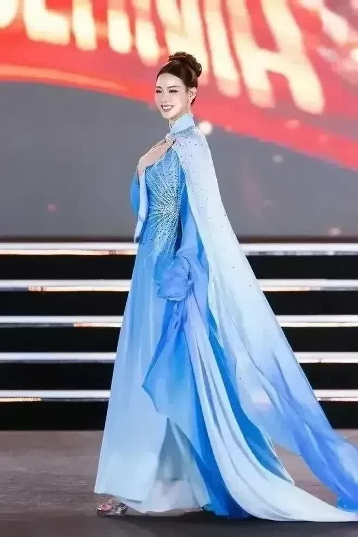 Lê Nguyễn Bảo Ngọc trình diễn áo dài trên sân khấu trước khi được gọi tên vào top 40.
