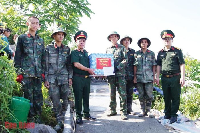 Lãnh đạo Bộ Chỉ huy Quân sự tỉnh thăm, tặng quà cán bộ, chiến sĩ thực hiện nhiệm vụ dân vận tại 2 xóm Hò Lù, Lũng Rỳ, xã Khánh Xuân.