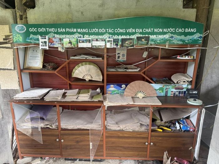 Từ giấy bản truyền thống, người dân Dìa Trên đã phát triển nhiều sản phẩm phục vụ đời sống và du lịch.