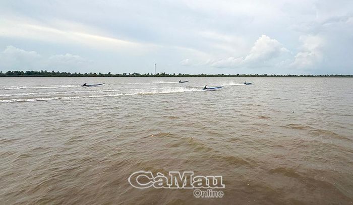 4 phương tiện vỏ lãi máy đuôi tôm tăng tốc với tốc độ cao trên khu vực Đầm Thị Tường, bất chấp các quy định về an toàn giao thông đường thuỷ. (ảnh chụp ngày 31/8/2026)