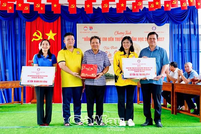  Đại diện Nhóm thiện nguyện Liên Tâm trao bảng tượng trưng chương trình “Tiếp sức đến trường”, góp phần đồng hành, tiếp sức cho học sinh có hoàn cảnh khó khăn.