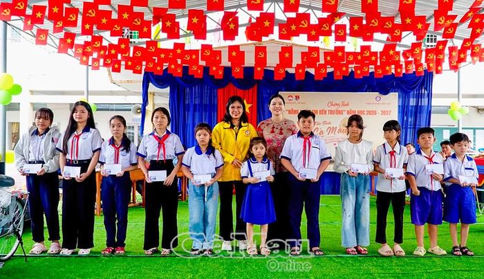  Đại diện Nhóm thiện nguyện Liên Tâm và Uỷ ban MTTQ Việt Nam xã Hưng Mỹ trao học bổng cho học sinh có hoàn cảnh khó khăn.