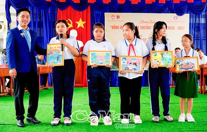 Các em học sinh trình bày ý tưởng, thông điệp và ý nghĩa của tác phẩm dự thi.