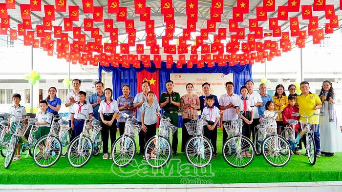 Đại diện Nhóm thiện nguyện Liên Tâm cùng chính quyền địa phương trao tặng xe đạp, tiếp thêm động lực để học sinh có hoàn cảnh khó khăn vững bước đến trường.