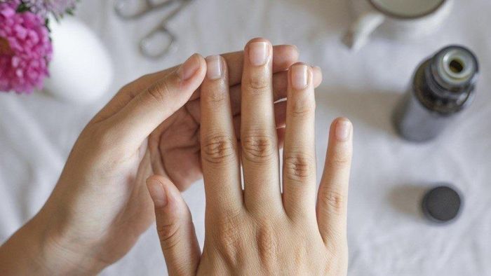Sau khi tháo gel, móng giả, bạn nên dưỡng móng và vùng da xung quanh móng. Ảnh minh họa