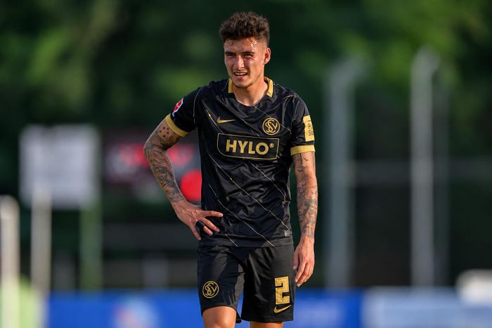 Nicholas Mickelson trong màu áo SV Elversberg, ghi dấu cột mốc lịch sử của bóng đá Thái Lan tại Bundesliga