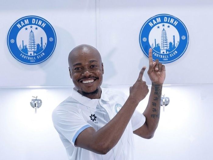 Percy Tau trong màu áo Thép Xanh Nam Định