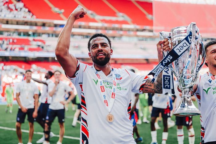 Cyrus Christie có nhiều năm kinh nghiệm thi đấu tại Championship và League One, và có một mùa giải đá tại Premier Lague