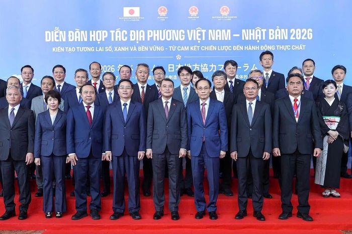 Thủ tướng Lê Minh Hưng chụp ảnh lưu niệm cùng các đại biểu tại diễn đàn.
