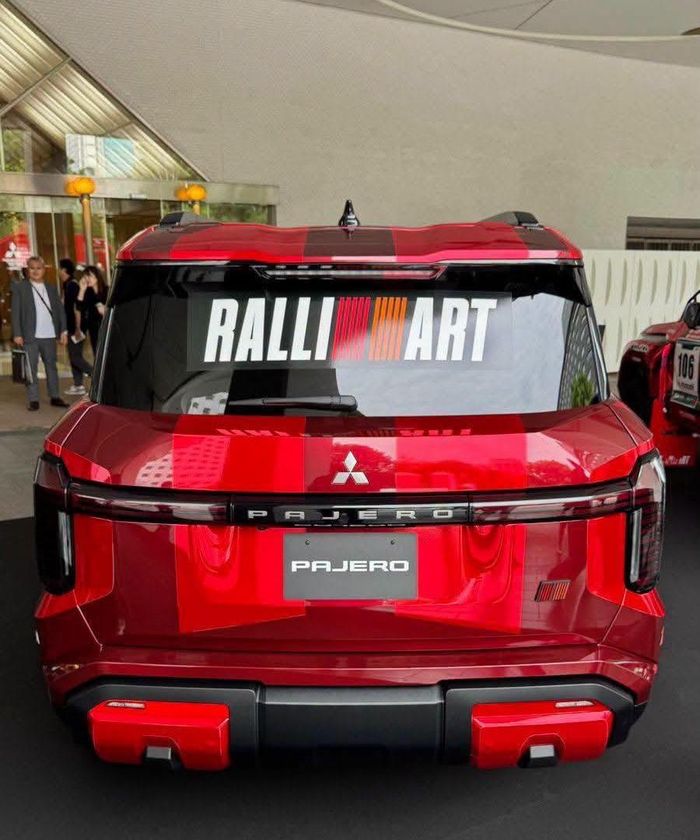 Pajero Rally Concept nổi bật với bộ tem Ralliart, ống thở, lốp địa hình và số hiệu 200. Ảnh: Mitsubishi/Autoblog