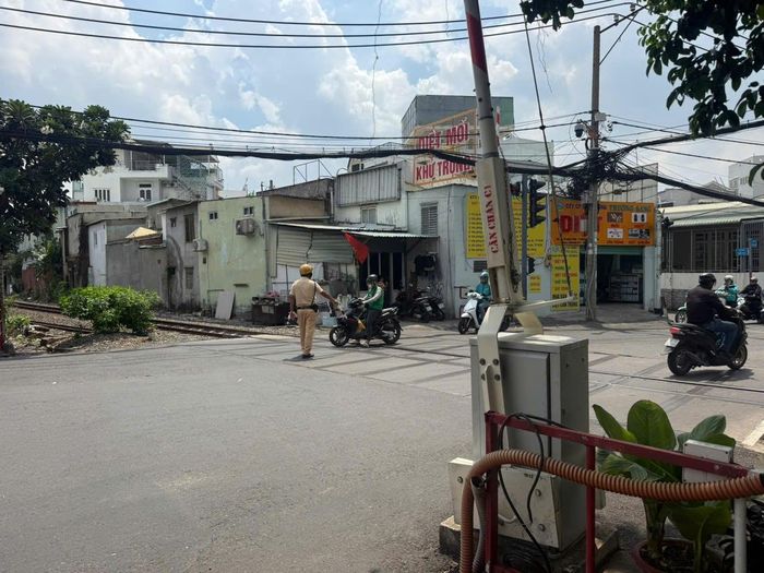 Lực lượng CSGT kiểm tra các phương tiện.