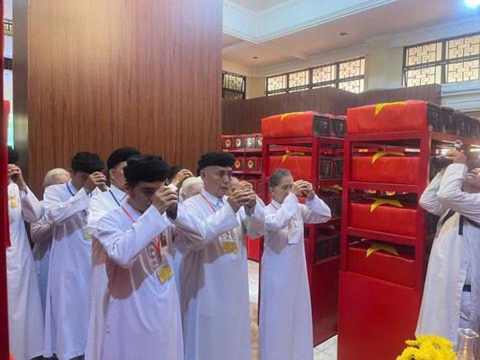 Các tín đồ Cao Đài thắp hương tưởng niệm và tri ân các anh hùng liệt sĩ